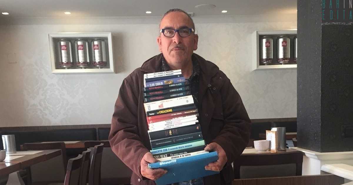 Bari, la storia di Massimo: l'uomo che vende libri usati in bar, ospedali e universit�